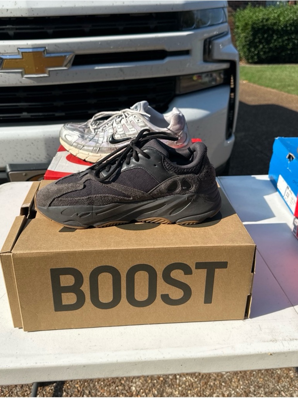 Adidas Yeezy 700 V1 Utility Black 2019 FV5304 Men's Size 9 1/2 Pre-Owned OG Box